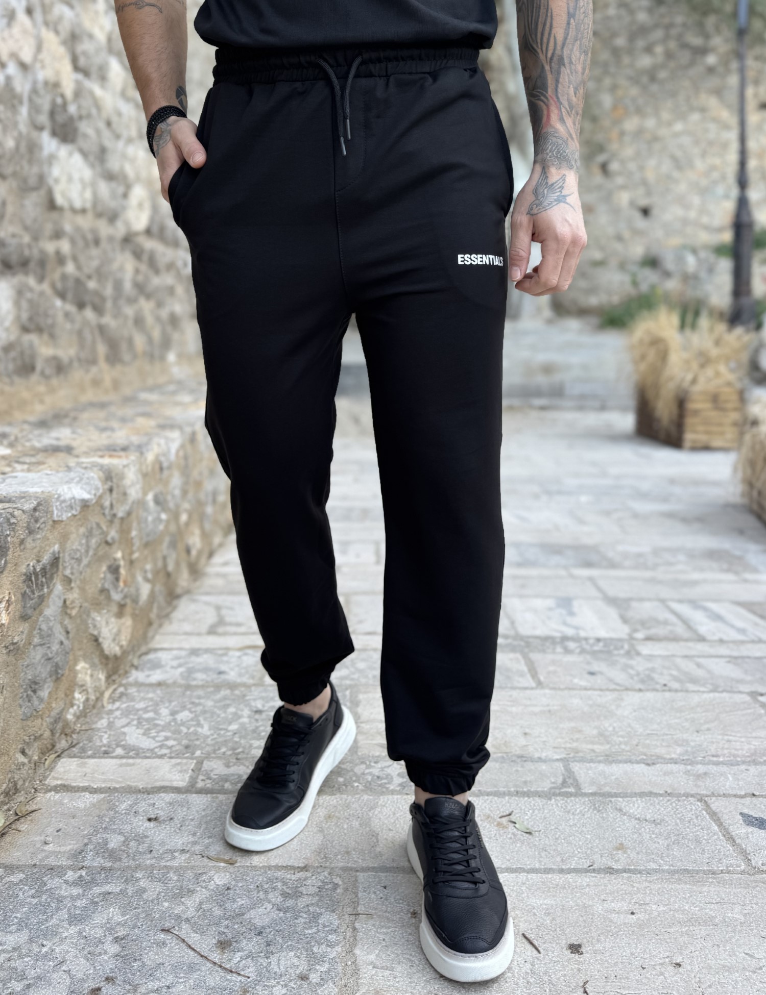 Ανδρική μαύρη φόρμα με λάστιχο και λογότυπο στο πλάι ES302M